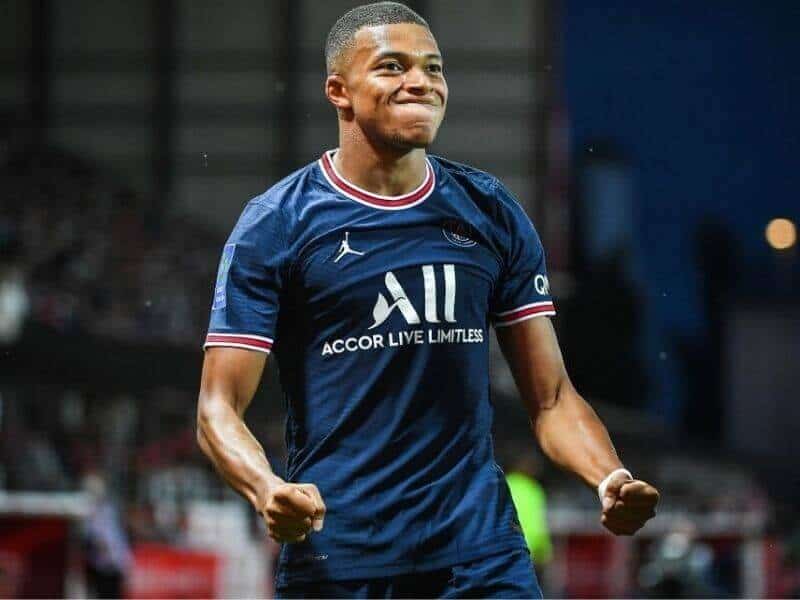 Hôm 23/8 vừa qua PSG chính thức đề nghị hợp đồng 5 năm tới năm 2025 với Mbappe tuy nhiên tiền đạo người Pháp này đã từ chối và có ý định không muốn gắn bó lâu dài với sân Parc Des Princes.